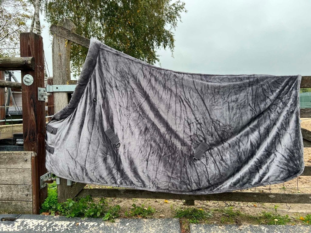 QHP fake fur fleece deken maat 205 (rug 155), Dieren en Toebehoren, Full (L), Dubbele borstsluiting, QHP, Zweetdeken