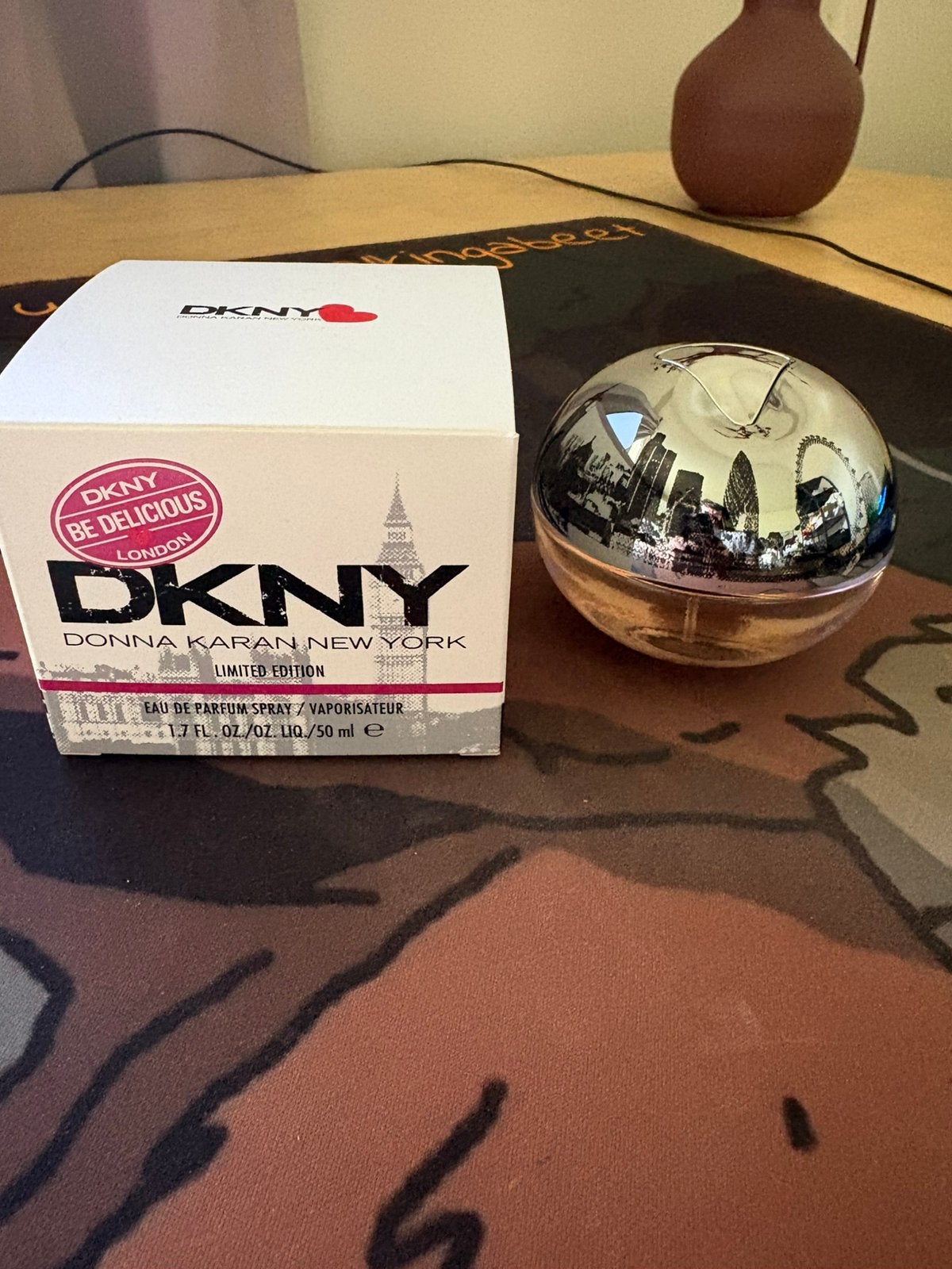 DKNY Be Delicious London Limited Edition 50 ml, Verzenden, Zo goed als nieuw, Parfumfles, Gevuld