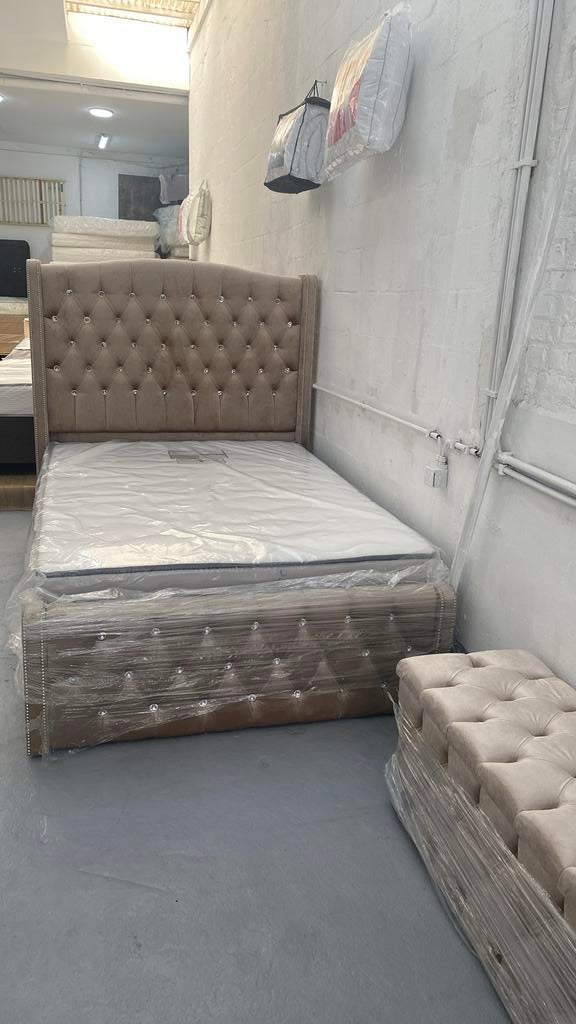 Lit boxspring capitonné + coffre de rangement – Comme neuf, Maison & Meubles, Beige, Enlèvement, 200 cm, 140 cm