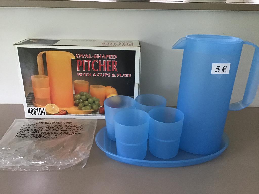 carafe ovale avec 4 tasses et bol et autres ustensiles, Enlèvement ou Envoi, Comme neuf, Balance
