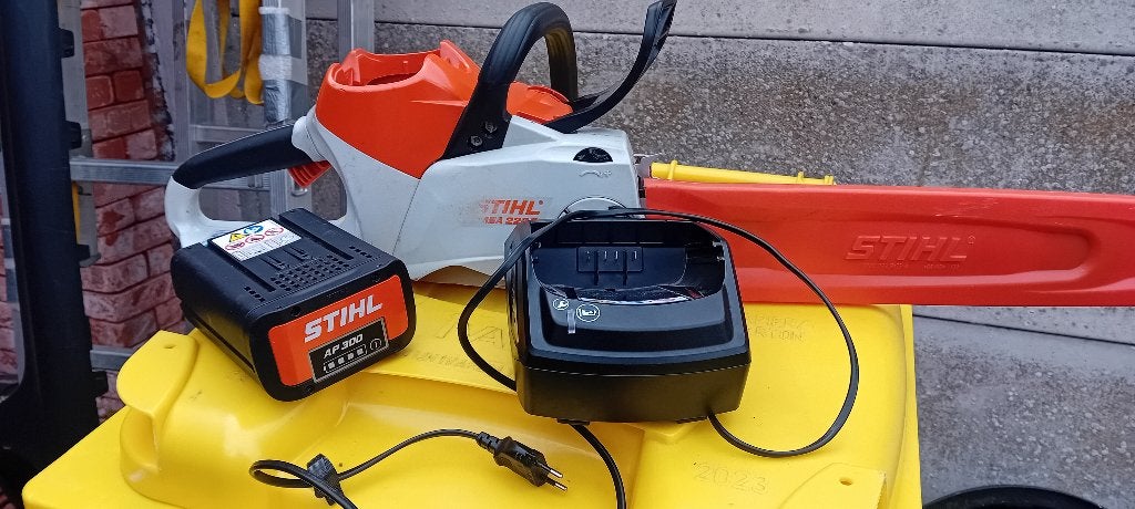 Stihl MSA 220c Kettingzaag, Doe-het-zelf en Bouw, Gereedschap | Zaagmachines, Kettingzaag, Ophalen