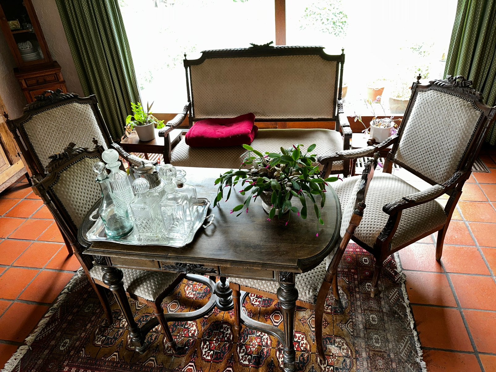 Oude stoelen en tafels, Ophalen