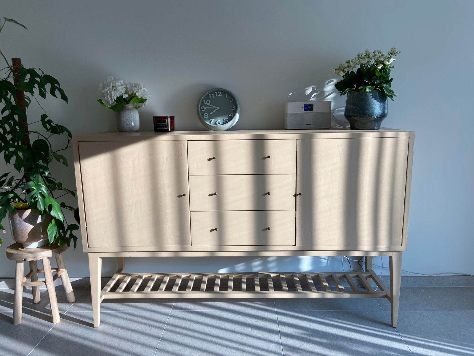 Massief houten dressoir kast met 3 lades en 2 deuren, Huis en Inrichting, Kasten | Dressoirs, Gebruikt, 150 tot 200 cm, 25 tot 50 cm