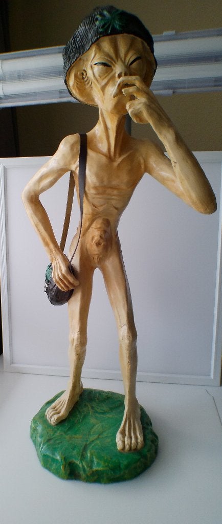 Sculpture of an alien with marijuana, Art deco, 50 - 100 cm, Europa, Handgemaakt