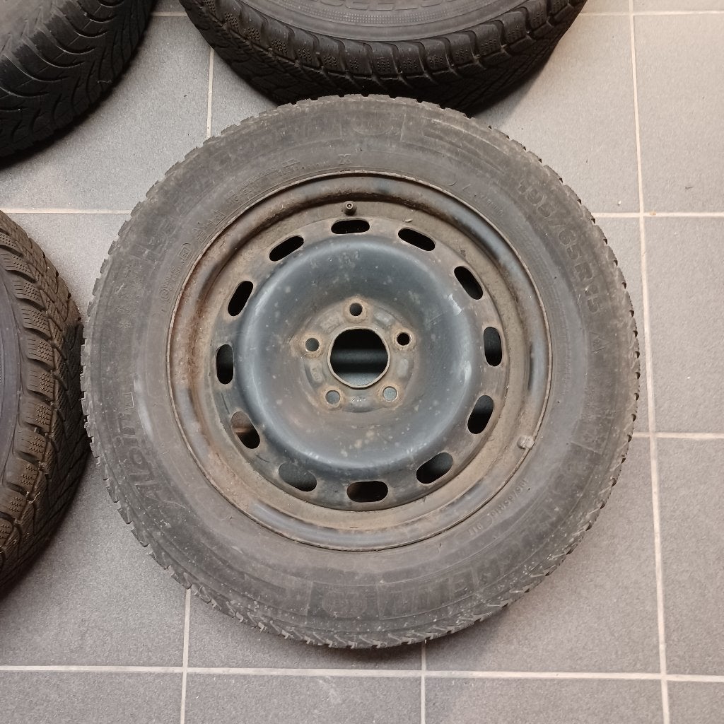 4 winterbanden 195/95/R15 en 5 x 108 middenafstandsvelgen, Ophalen, Gebruikt, 15 inch, Winterbanden