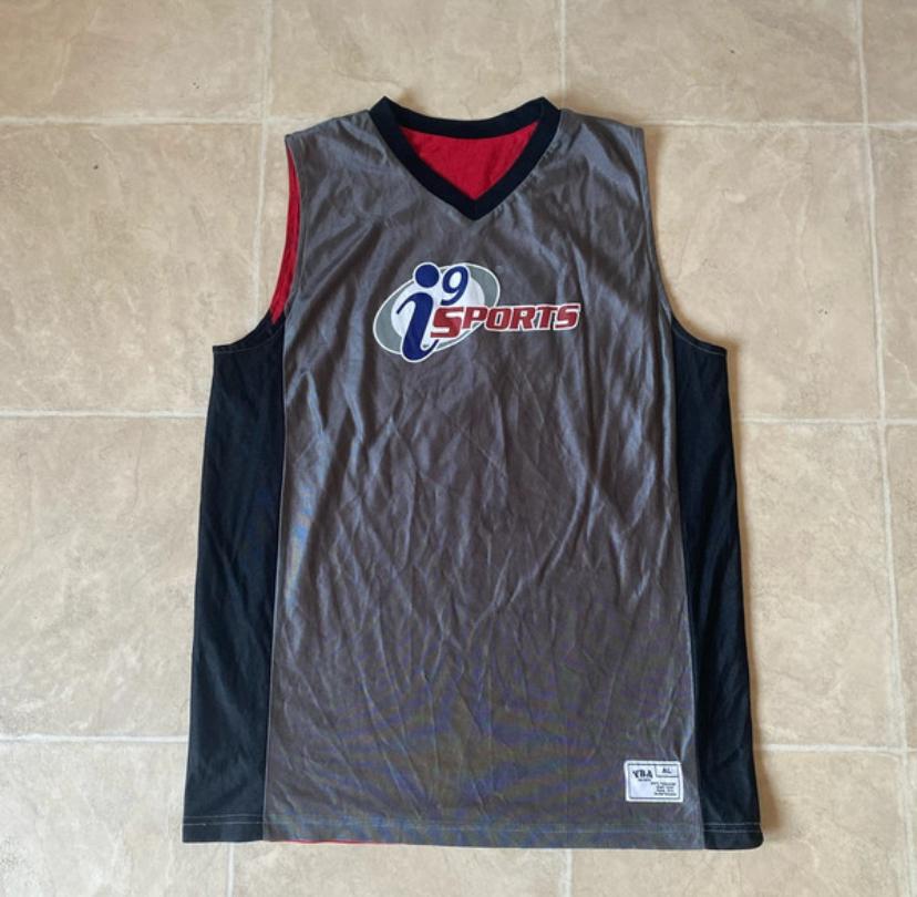 Maillot de basket réversible i9 Sports - Gris/Noir/ Rouge, Sports & Fitness, Basket, Comme neuf, Enlèvement ou Envoi