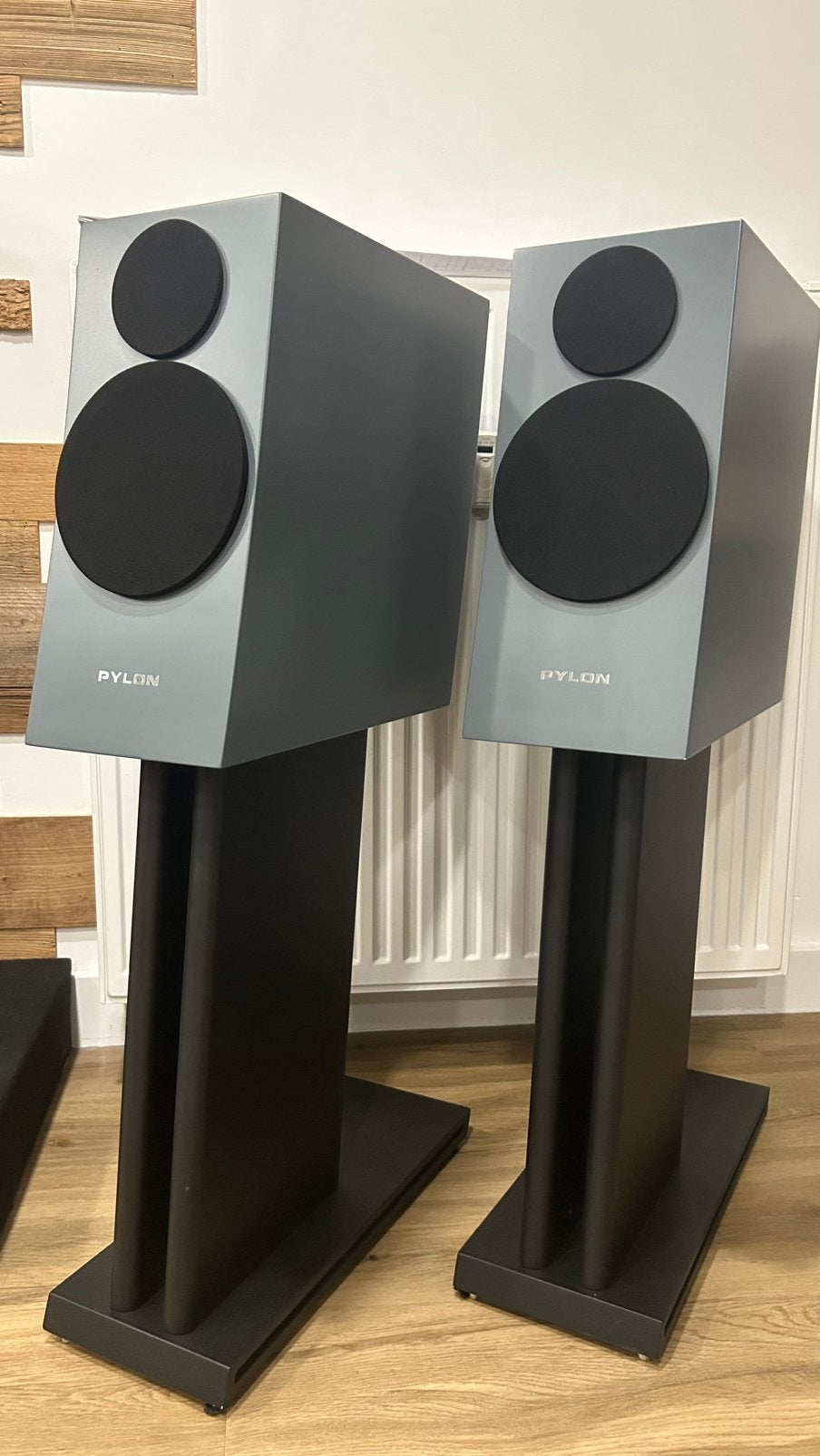 Enceintes hifi Pylon Jasper Monitor 18 + Pieds, TV, Hi-fi & Vidéo, Enceintes, Enlèvement ou Envoi, Comme neuf