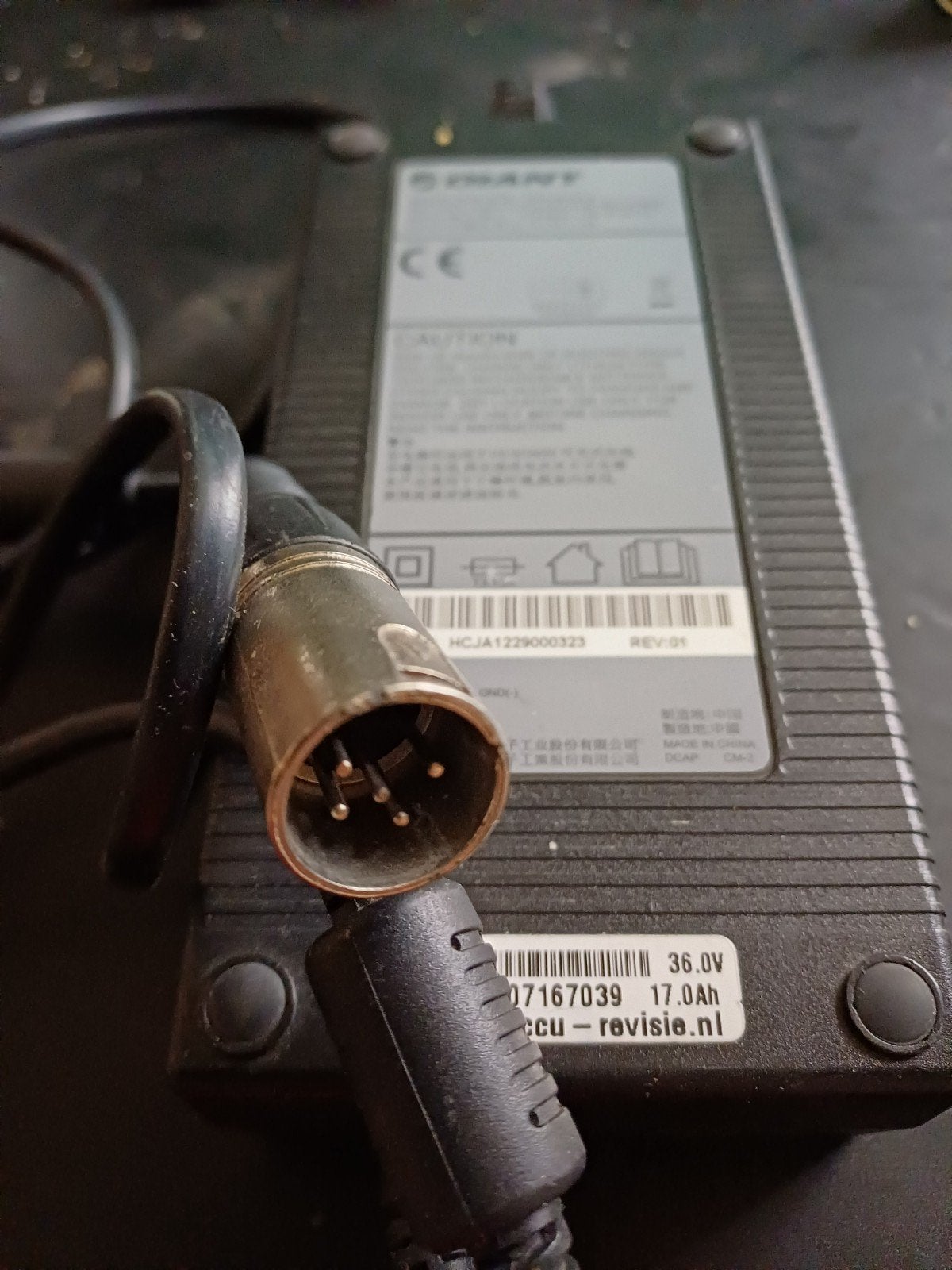 batterijlader giant..en batterij