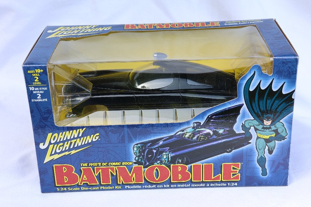 BATMAN - JOHNNY LIGHTNING BATMOBILE 1950 1:24., Ophalen of Verzenden, Zo goed als nieuw, Film, Beeldje, Replica of Model