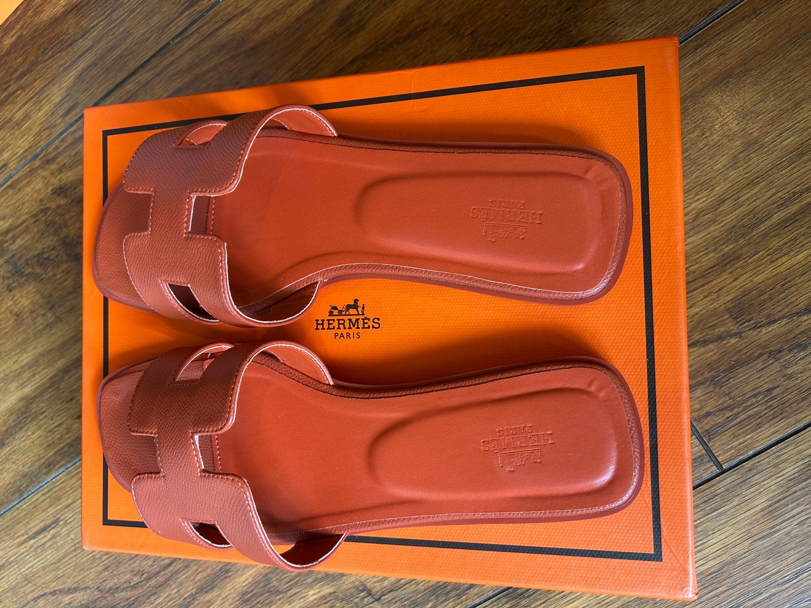 Hermes sandalen maat 38, Kleding | Dames, Schoenen, Zo goed als nieuw, Slippers, Oranje, Ophalen