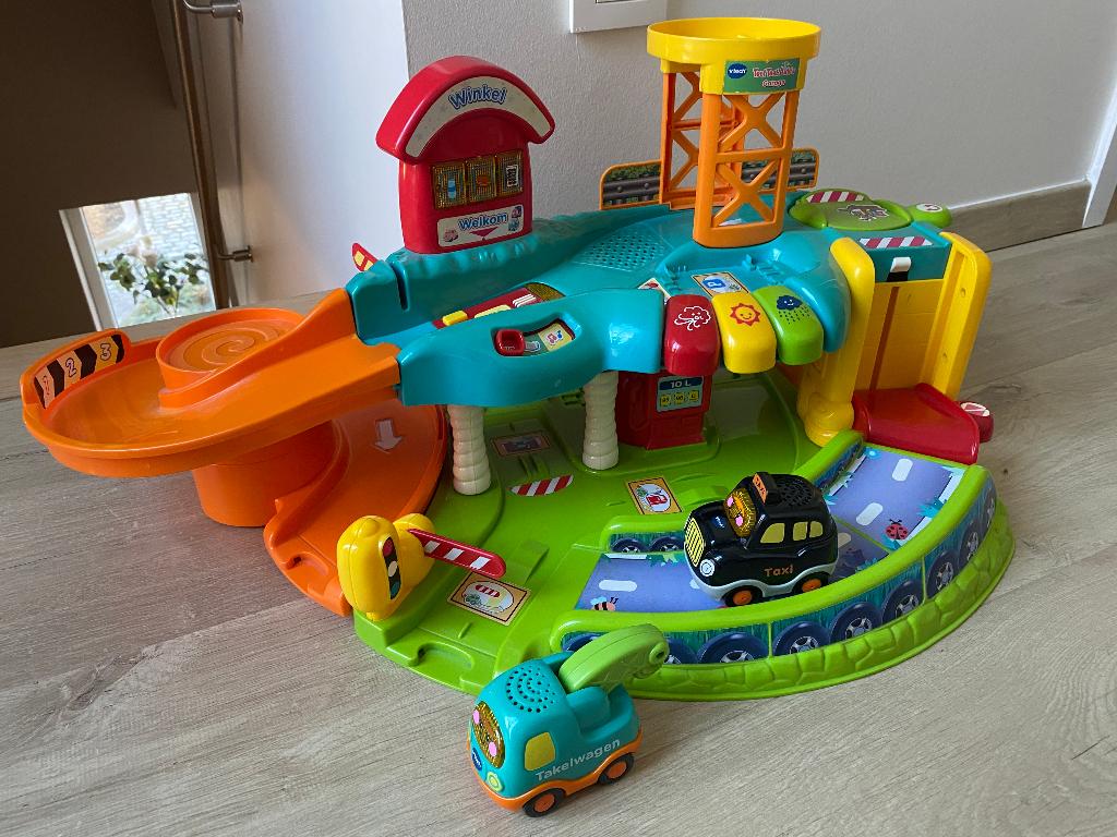 Vtech toet toet auto garage met 2 auto’s (taxi en takelwagen, Enlèvement ou Envoi, Utilisé, 6 mois à 2 ans