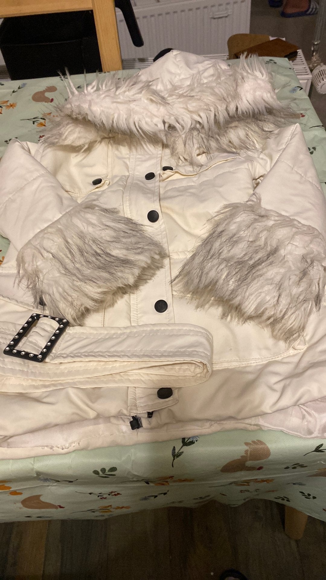 Witte jas met de vacht, Enlèvement, Comme neuf
