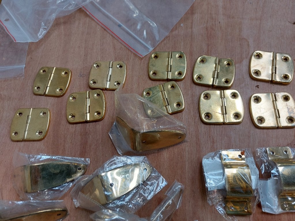 Lot de charnières et de coins pour meubles/valises vintage, Neuf, Métal, Enlèvement ou Envoi, Compatible avec le tissu