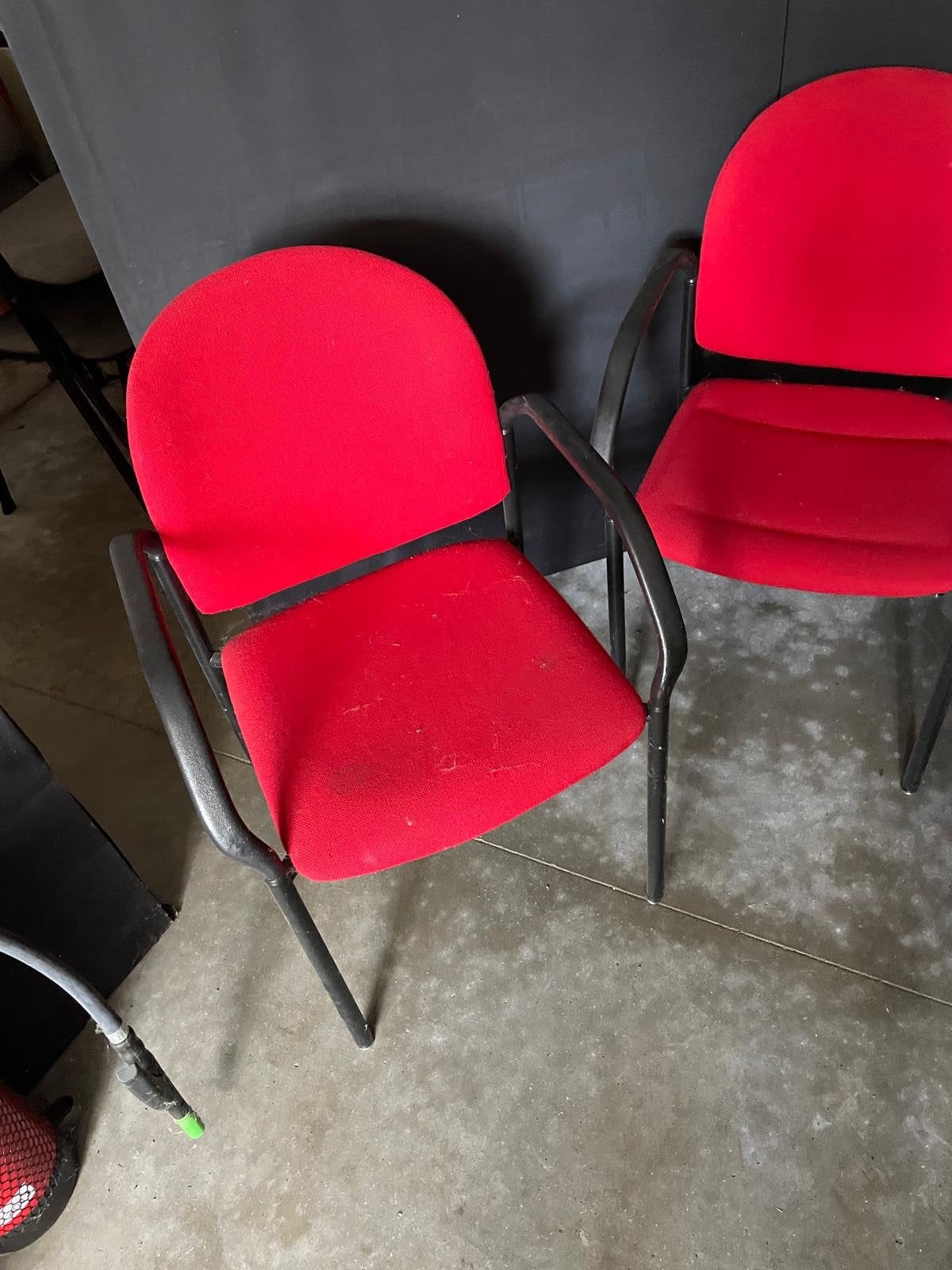 4 chaises de conférence rouges, dont 2 avec accoudoirs, Salle de réunion ou de Présentation, Enlèvement, Utilisé, Chaise