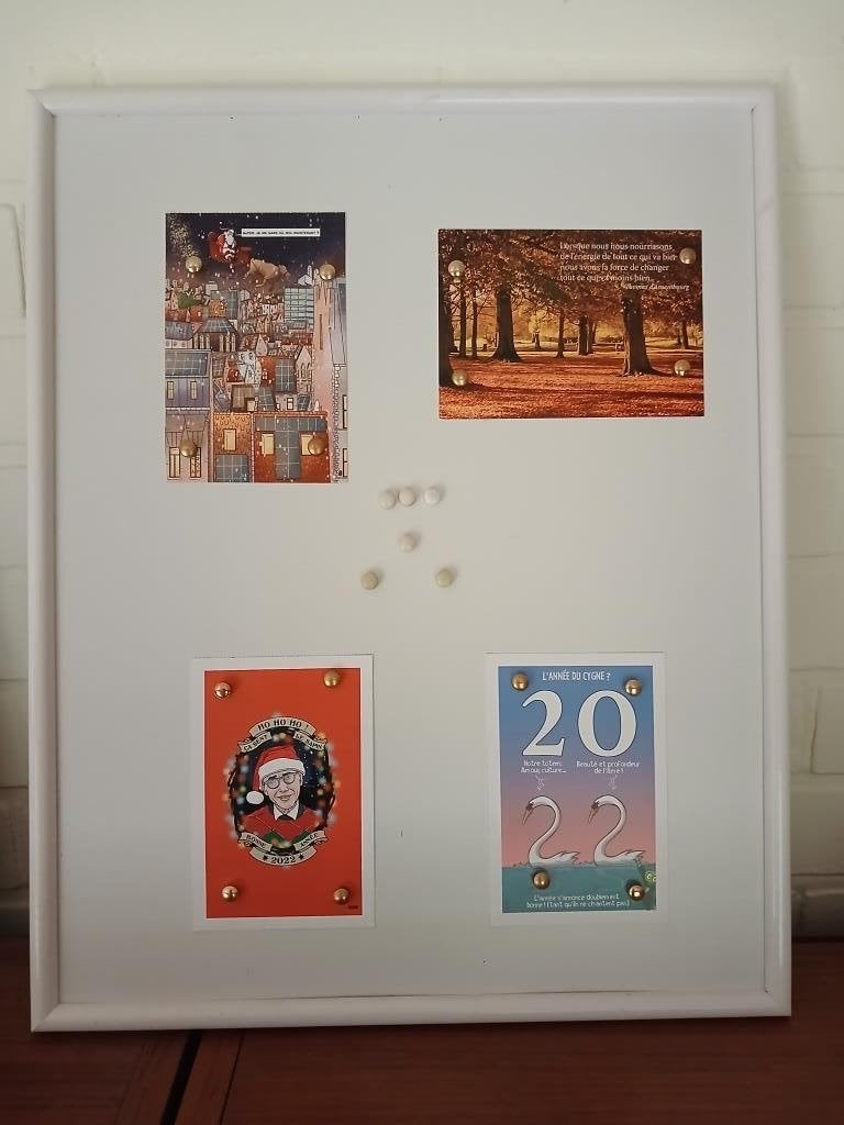 Witte magneetbord en veel magneten van 52 x 42 cm, Ophalen, Zo goed als nieuw, Magneetbord