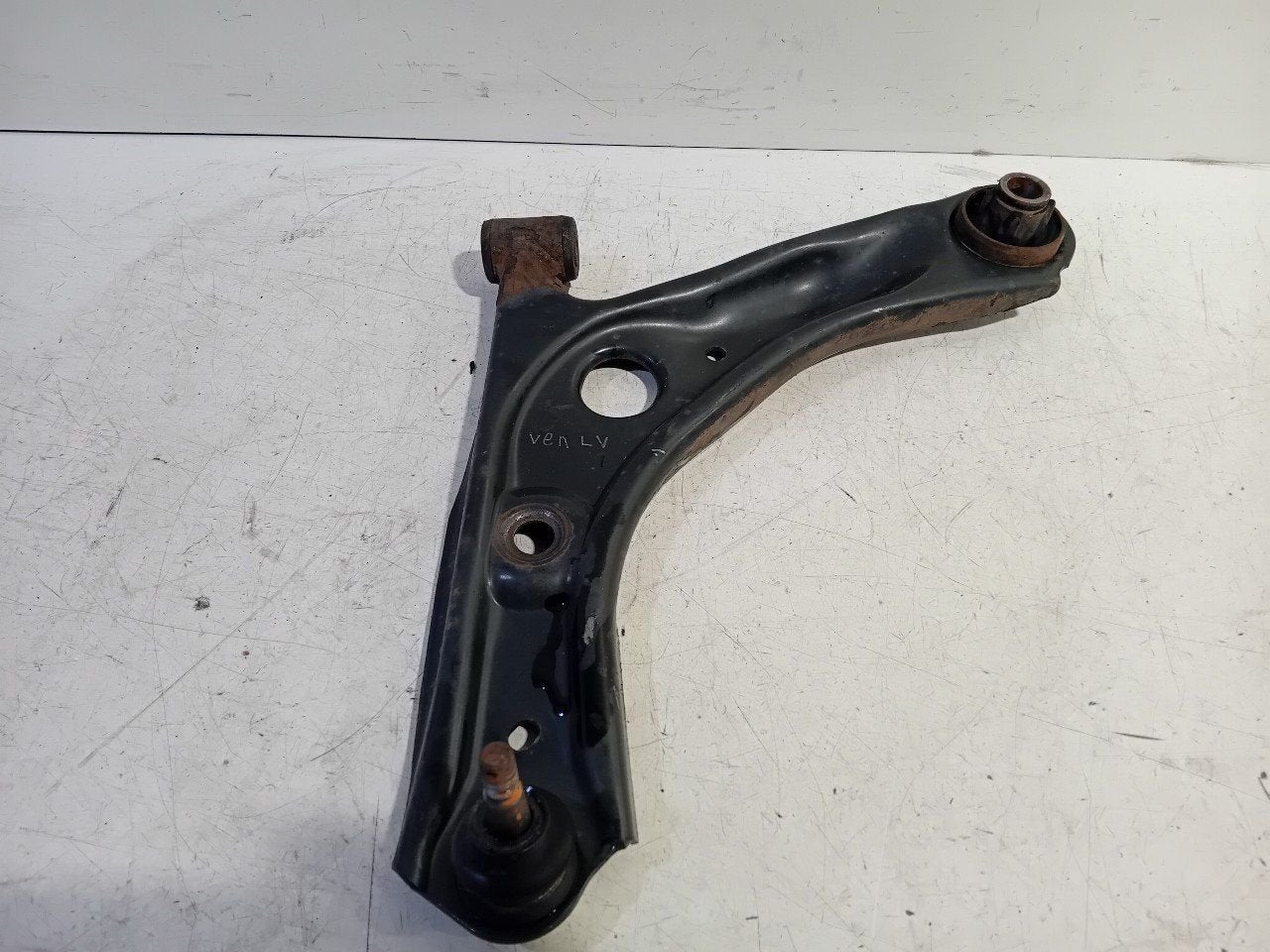 Draagarm links voor Peugeot 108, Onderdelen@venauto.nl, Van der Ven Autorecycling B.V., Gebruikt, Ettenseweg 76, 4706 PB Roosendaal, The Netherlands