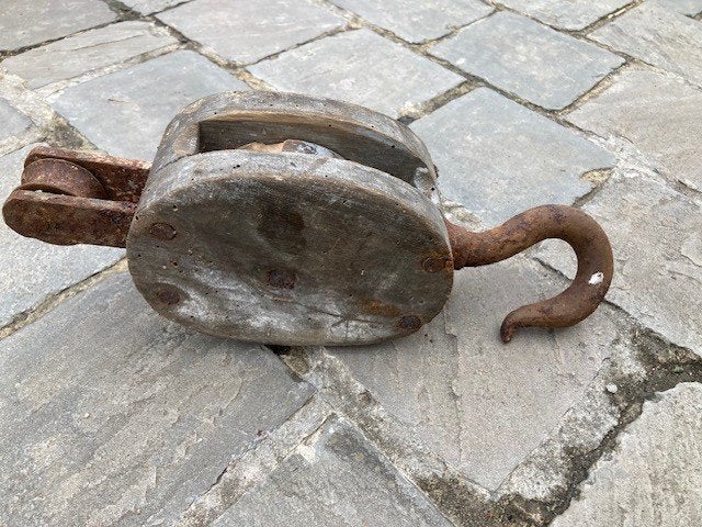 brocante houten katrol, Ophalen