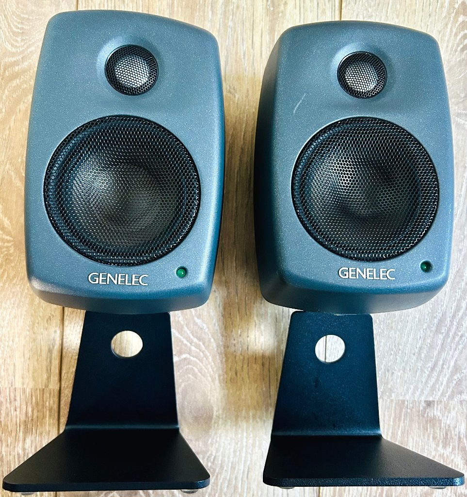 Moniteurs studio Genelec 8010A + pieds Genelec Z8010-320B, Autres marques, Moins de 60 watts, Moniteur de studio, Enlèvement ou Envoi