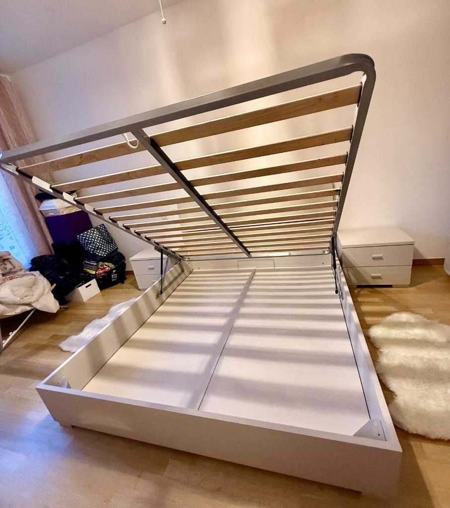 Bed, twee nachtkastjes en grotere kast (drie laden), Ophalen, Zo goed als nieuw