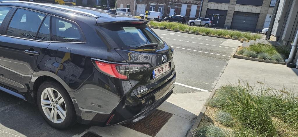 Verongelukte Toyota Corolla 1.8 Hybrid uit 2020, 4 cilinders, 72 kW, Corolla, Zwart