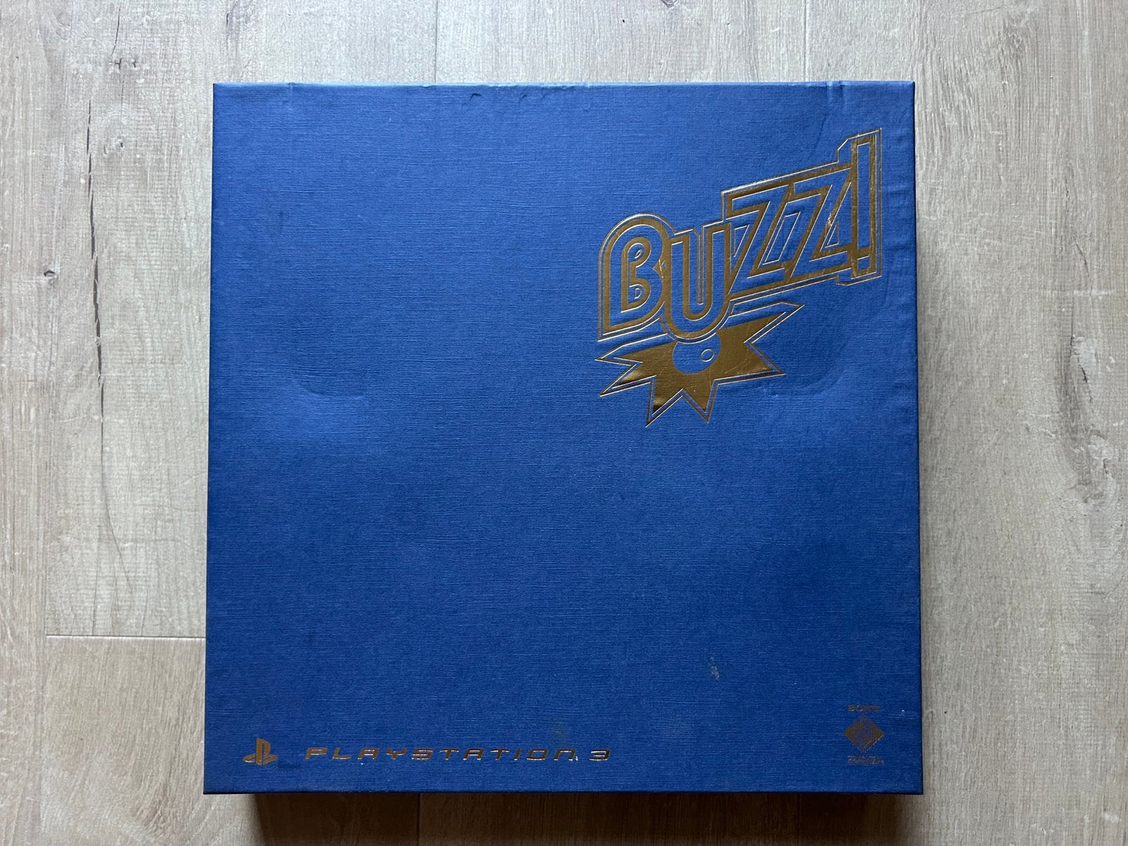 Buzz! Quiz World – PS3 Collector’s Box + 4 Wireless Buzzers, Ophalen of Verzenden, Gebruikt