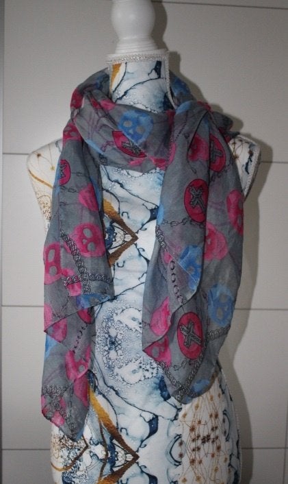 Grijze sjaal met blauwe en roze doodskoppen, Kleding | Dames, Ophalen of Verzenden, Gedragen, Sjaal