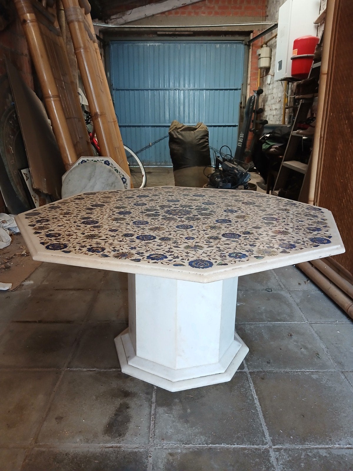table lapis agraa, Enlèvement