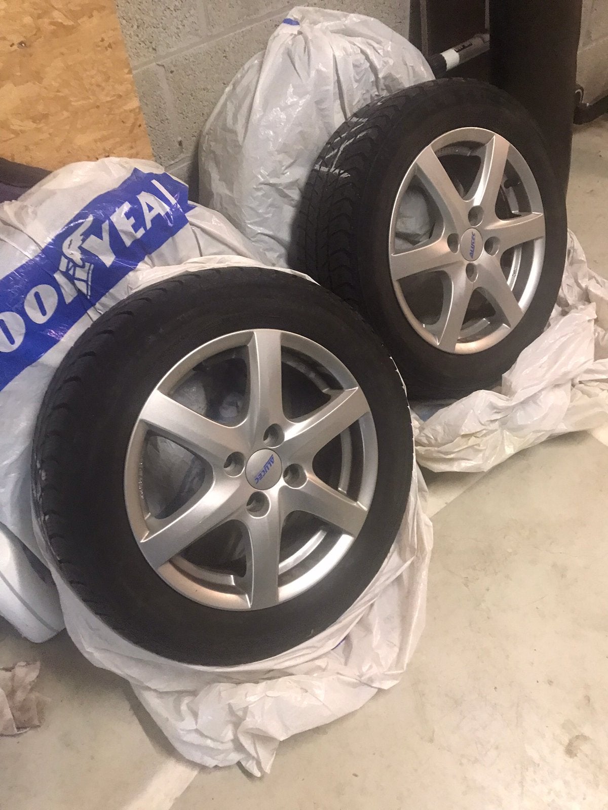 A vendre 4 jantes avec pneus hiver. Toyota Yaris hybrid, Autos : Pièces & Accessoires, Pneus hiver, Pneu(s)