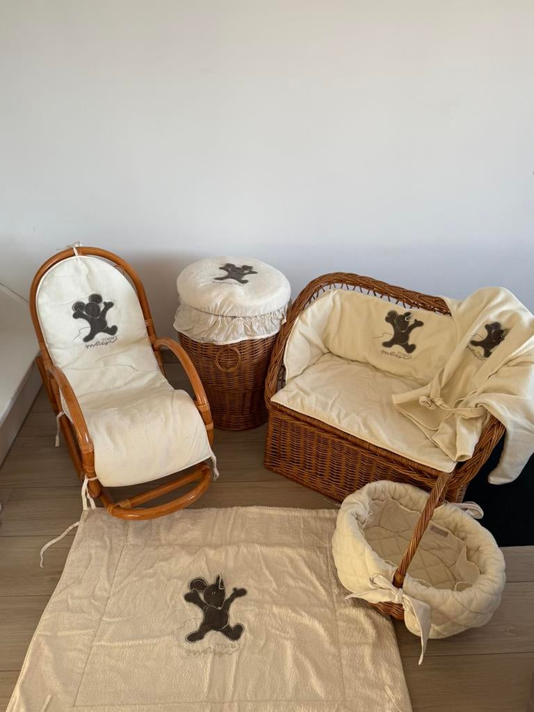 Babykamer rotan schommelstoel, zitbank, linnen mand..:, Ophalen, Gebruikt, Overige typen