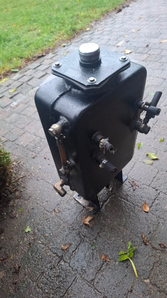 Diverse hydrauliek olie tankjes, Ophalen