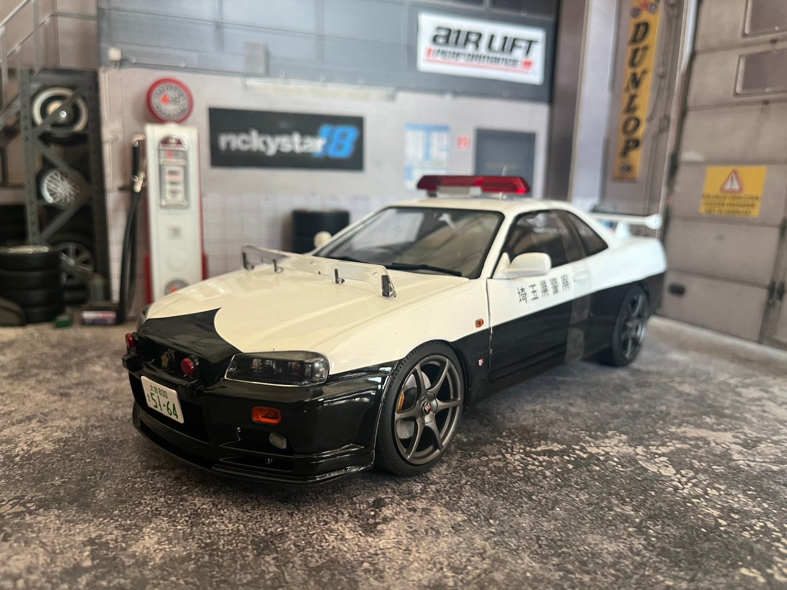 1:18 Nissan Skyline GT-R R34 police - neuve dans sa boite, Enlèvement ou Envoi, Comme neuf, Voiture, Solido