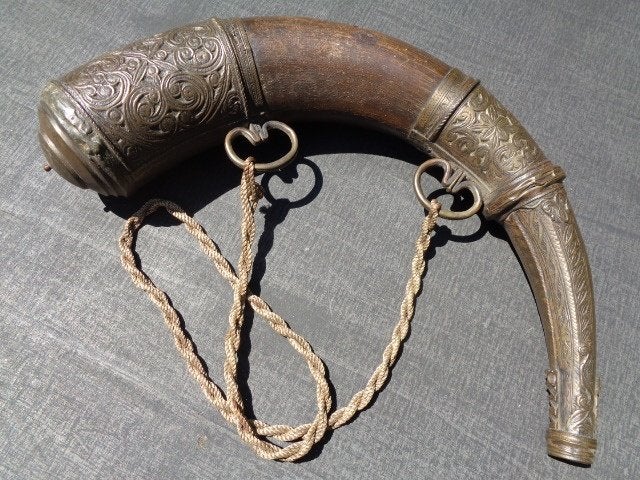 Antiek , curiosa , grote kruit hoorn met 2 draagringen, Antiek en Kunst, Ophalen of Verzenden