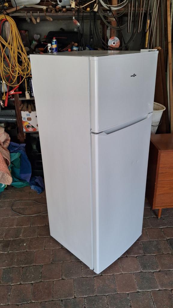 Frigo diepvries combinatie. High1go. 143cm. 54cm breed, Elektronische apparatuur, Ophalen