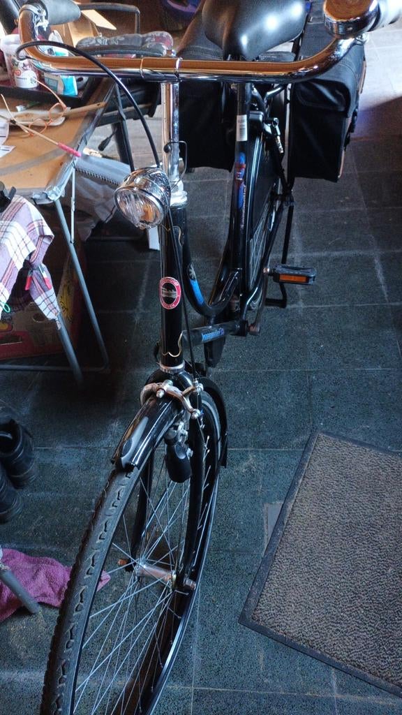 Vrouwen fiets met zakken, Ophalen