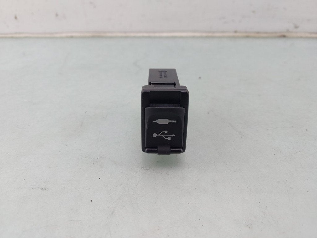 AUX/USB POORT Toyota RAV4 (A4) (|8619042040|), Auto-onderdelen, Overige Auto-onderdelen, Gebruikt, Kundenbetreuung@toyota.de, Toyota