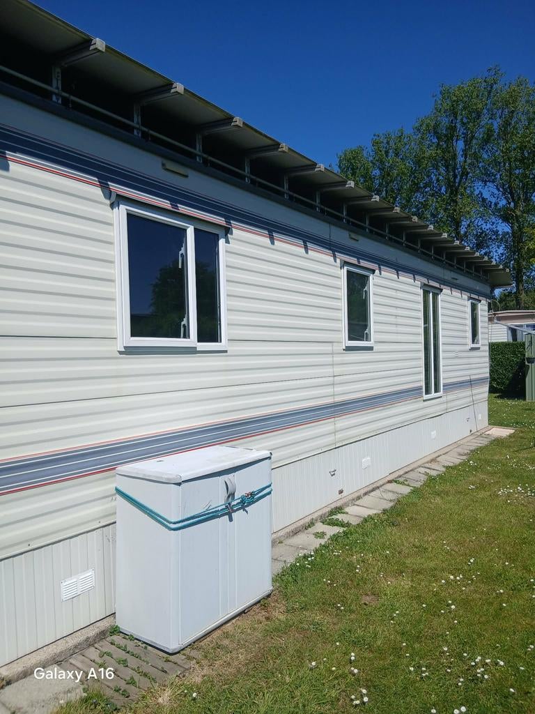 Mobil-home avec auvent et pavillon latéral