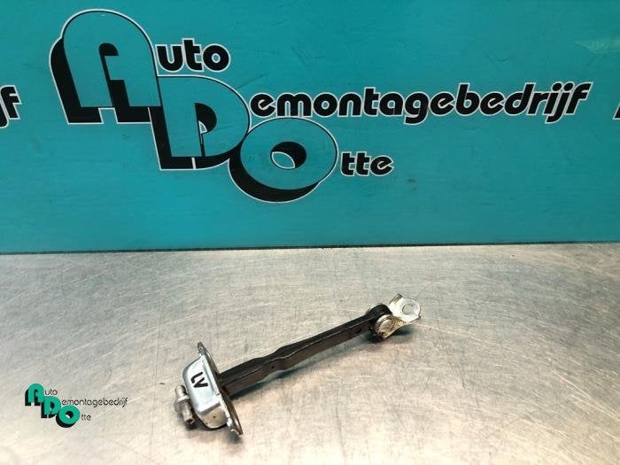 Deurvanger 4Deurs links-voor van een Nissan Pixo (Pixo 09-), Auto-onderdelen, Carrosserie, Gebruikt, -, -, Ophalen of Verzenden