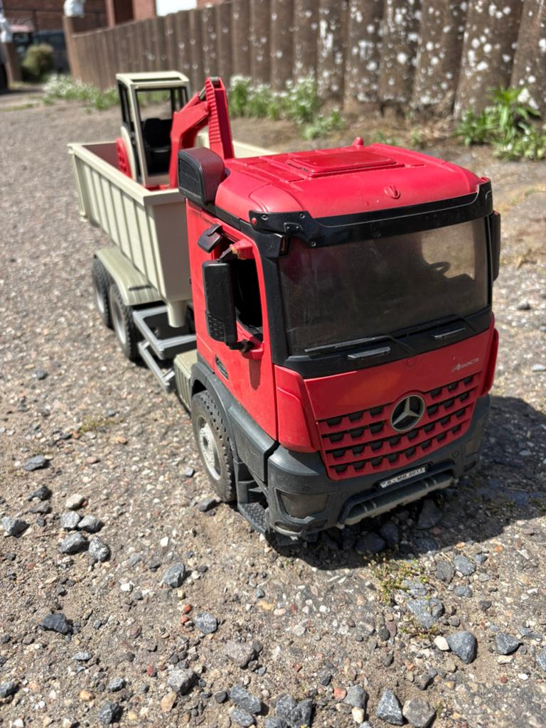 Grote Mercedes vrachtwagen speelgoed met graafmachine, Kinderen en Baby's, Ophalen, Zo goed als nieuw