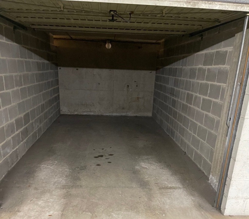 Gesloten garagebox van 15,4m te koop — Ukkel, Beeckmanstraat, Brussel