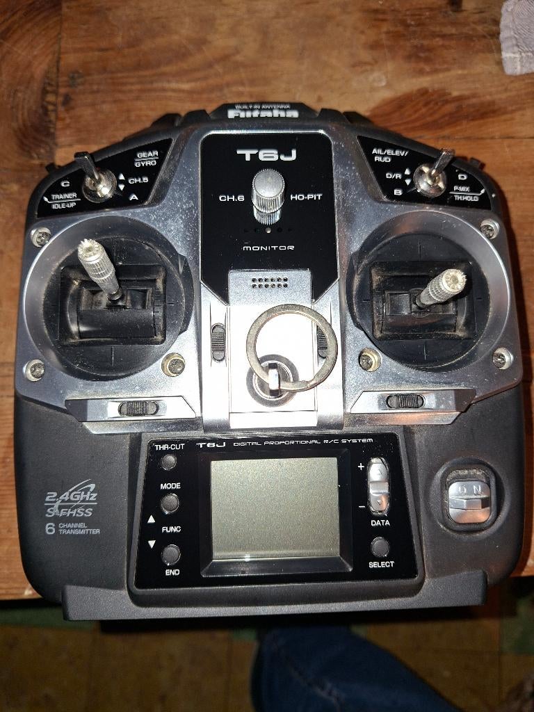 RC vliegtuig Futaba zender T6J met batterij, Enlèvement, Utilisé, Électro