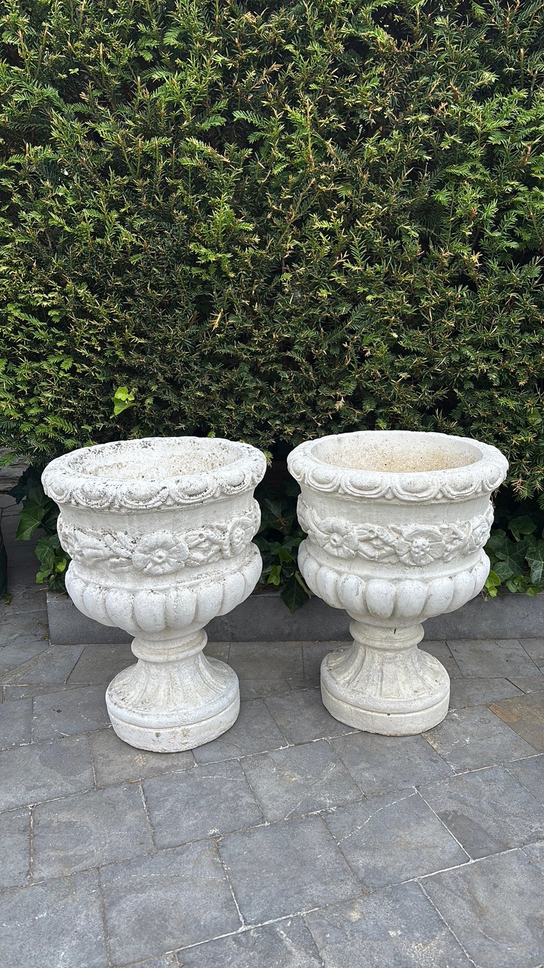 Betonnen vintage bloempotten met bloemenreliëf, Tuin en Terras, Ophalen, Gebruikt