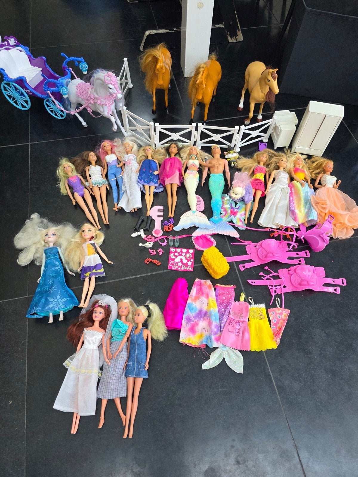 Grote partij Barbies met paarden en koets, Kinderen en Baby's, Speelgoed | Poppen, Ophalen