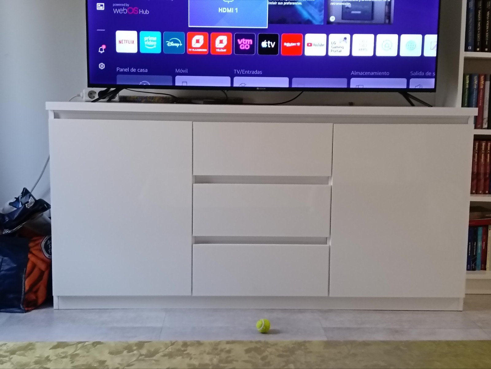 TV furniture/Dressoir, Ophalen, 150 tot 200 cm, Zo goed als nieuw, Met lade(s)