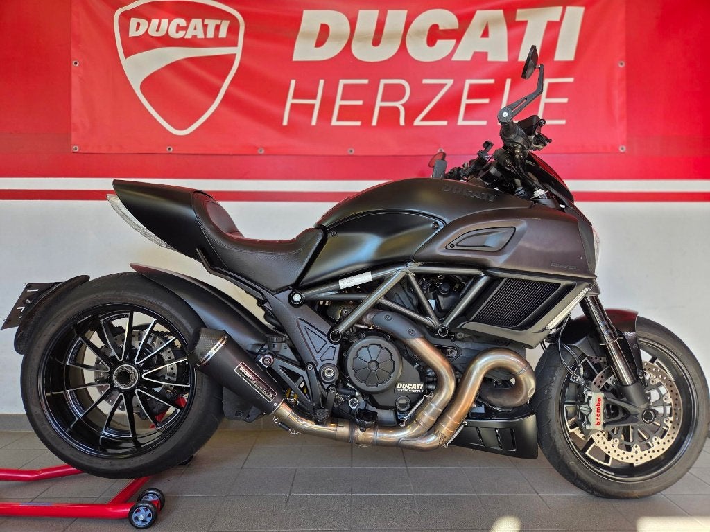 Diavel 1200 Dark, 2 cilinders, ABS, 1198 cc, Motorrijbewijs A