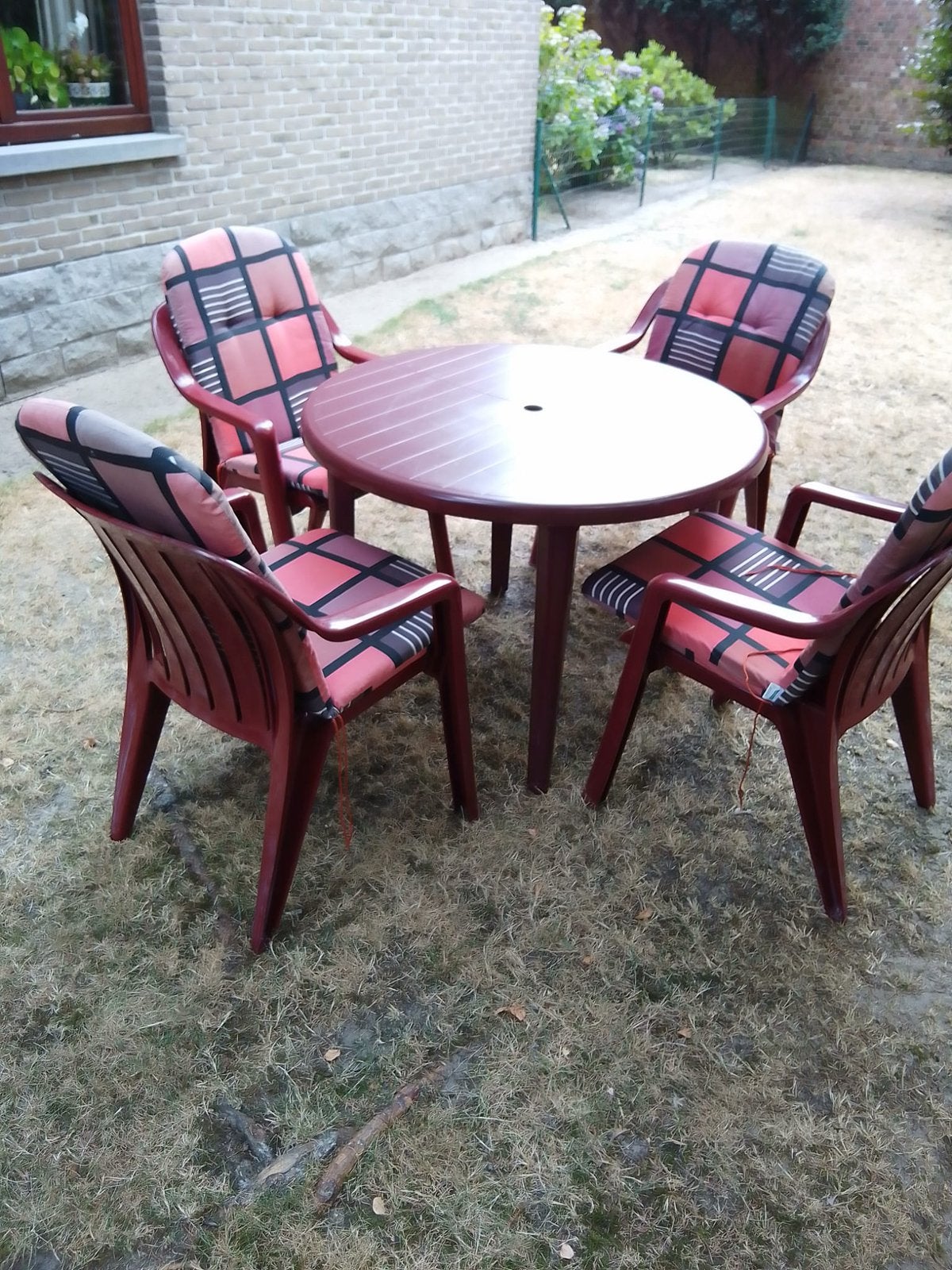 Tafel met 4 stoelen( Grosfilex) met mooie kussens, Ophalen, Zo goed als nieuw