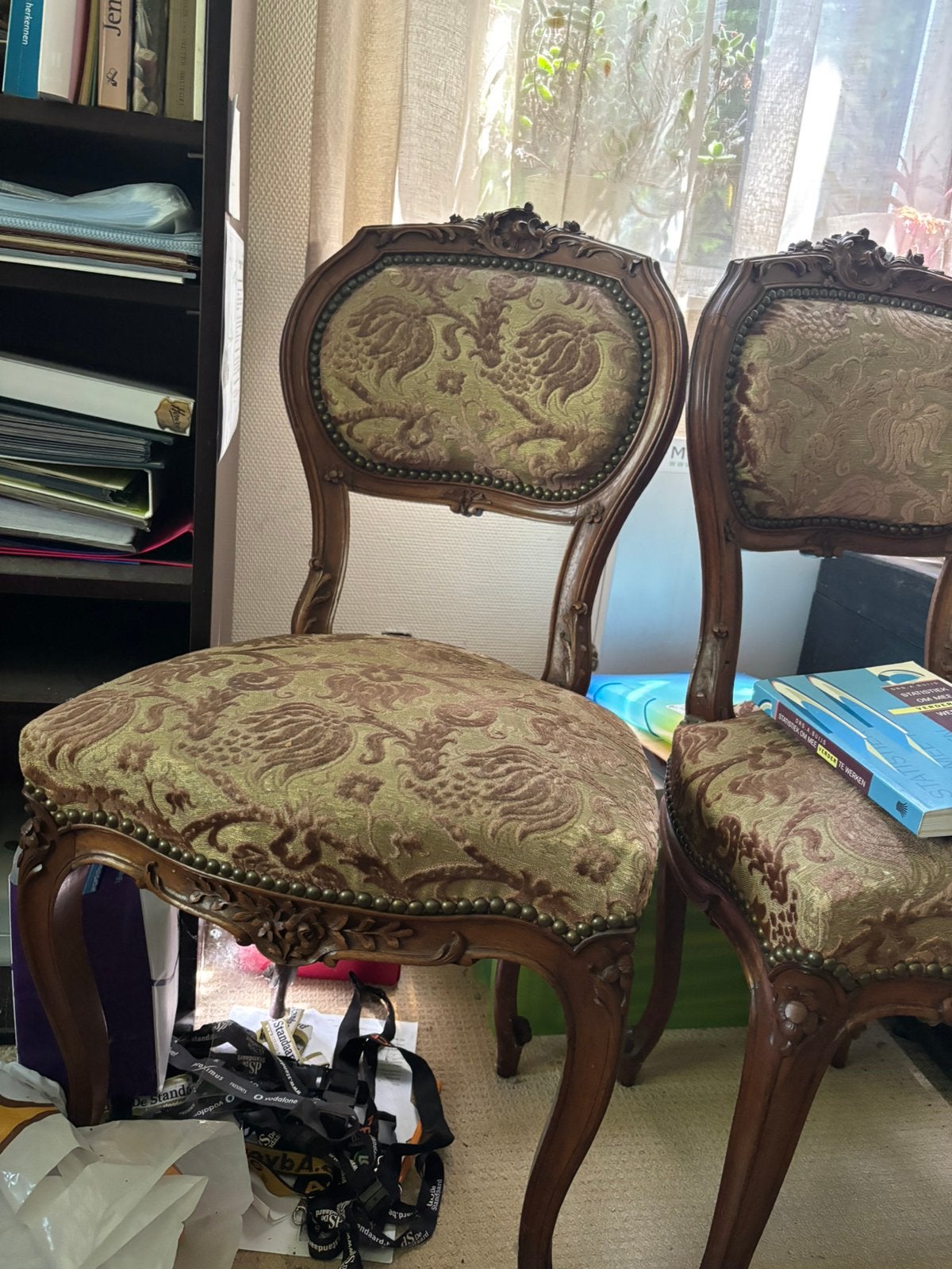Twee antieke Louis XV-stijl stoelen, Ophalen