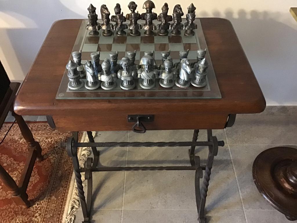 Antieke schaaktafel massief eiken en smeedijzeren frame., Ophalen of Verzenden