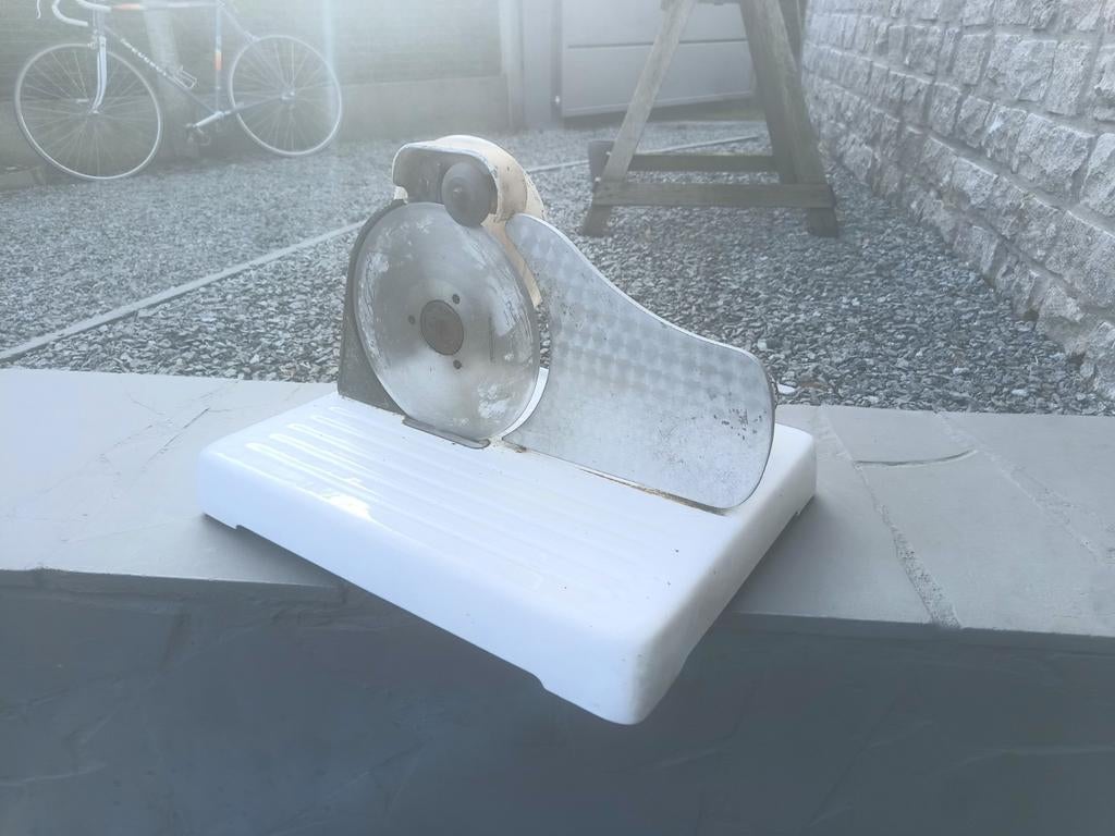Oude ( jaren 50 ) zware vlees snijmachine uit winkel, Ophalen