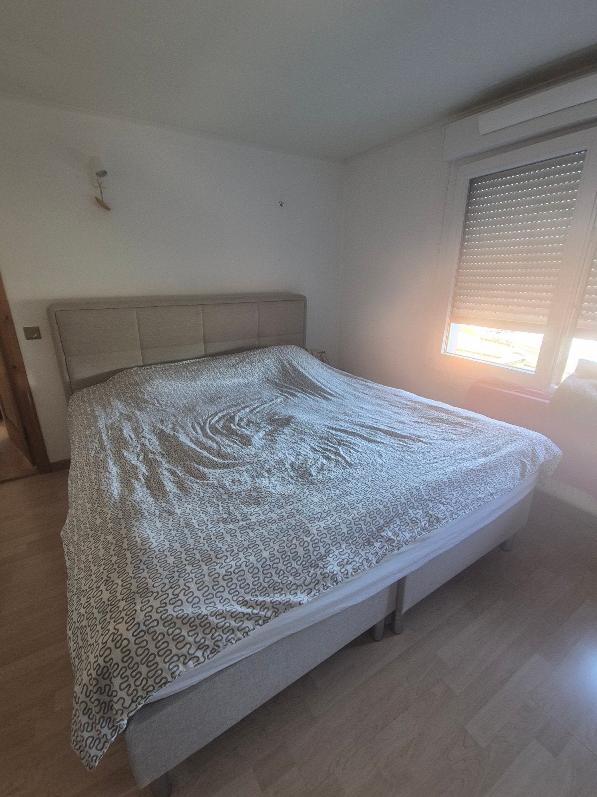 Tweepersoons boxspring met gestoffeerd hoofdbord, Ophalen
