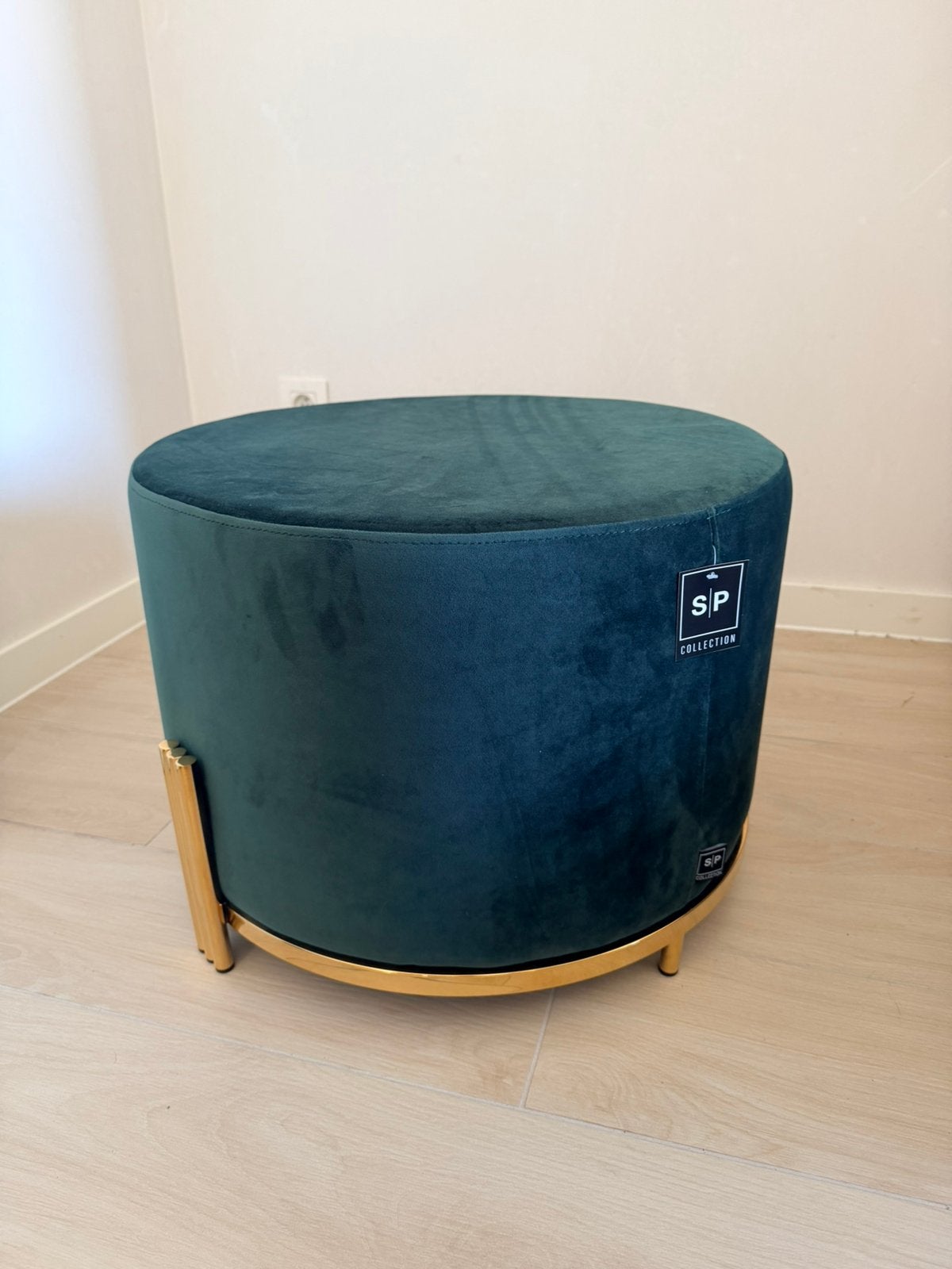 Salt&Pepper Poef (velvet) - Donkergroen met goud, Huis en Inrichting, Zetels | Voetbanken en poefs, Nieuw, 50 tot 75 cm, Rond